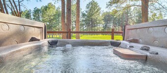 Golf Course Getaway & Hot Tub Haven in Pinetop!