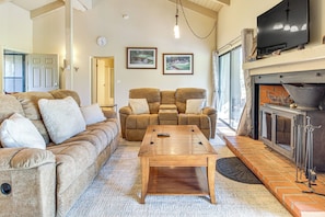 TV, fireplace - Golf Course Getaway & Hot Tub Haven in Pinetop! (Pinetop)