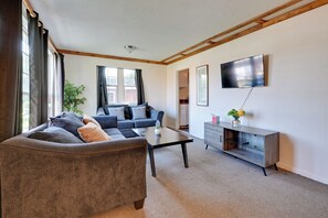 TV - 2 Mi to Center City: Charlotte North End Home (Charlotte)
