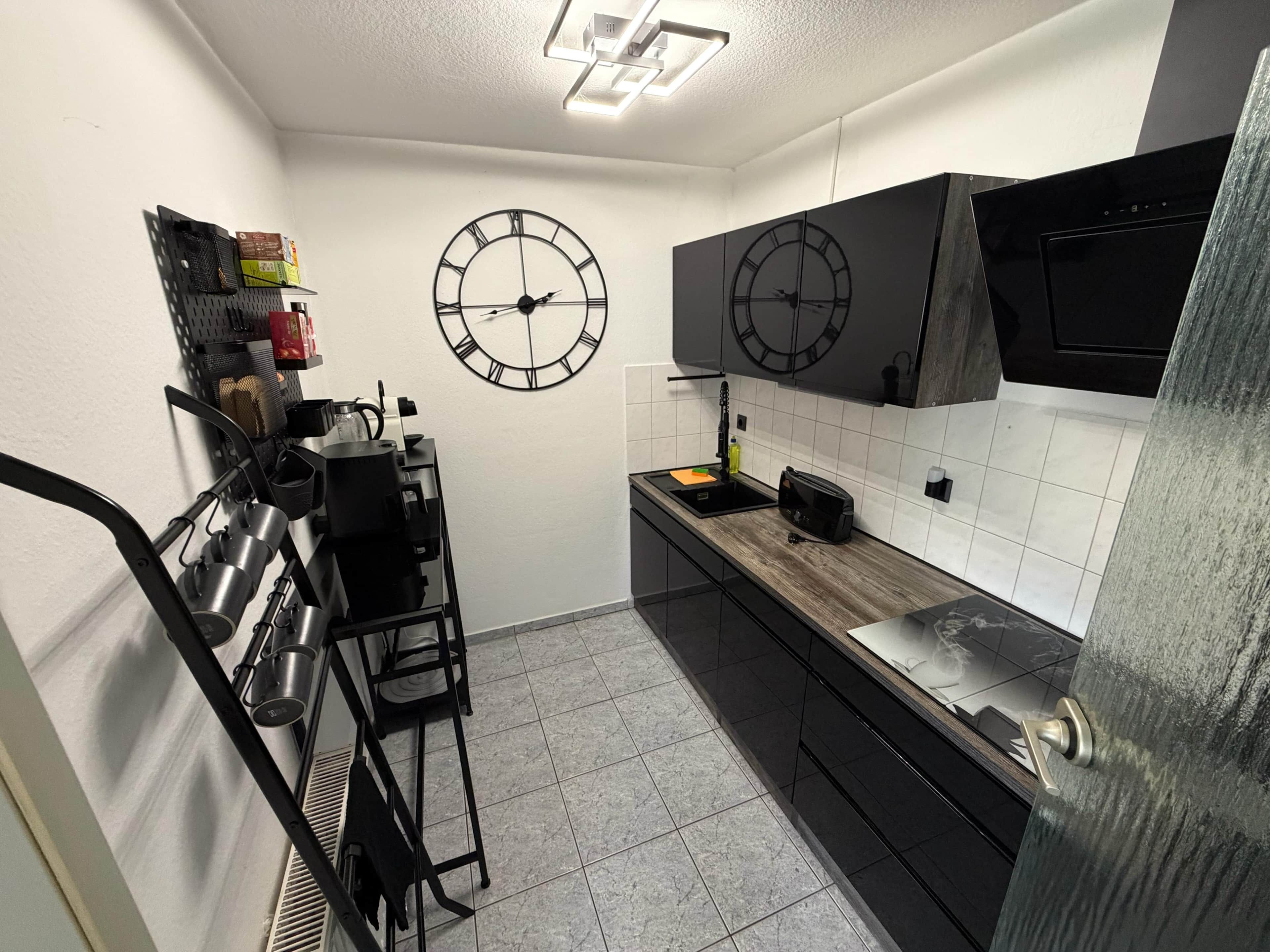 Fridge, oven, stovetop, coffee/tea maker