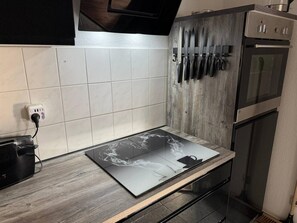 Kjøleskap, ovn, kokeplater og kaffetrakter/tekoker