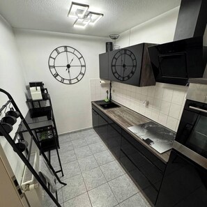 Kjøleskap, ovn, kokeplater og kaffetrakter/tekoker