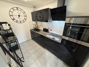 Réfrigérateur, four, plaque de cuisson, cafetière/bouilloire
