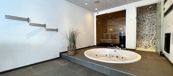 Luxurious pool house | Steam room | Sauna | Pool table | Slot machines | Enclosed garden