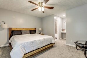 3 bedrooms, desk, iron/ironing board, Internet - Ping-Pong & Pool Table: Peaceful Stonecrest Escape (Stonecrest)