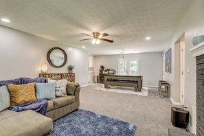 TV, DVD player, ping pong, books - Ping-Pong & Pool Table: Peaceful Stonecrest Escape (Stonecrest)