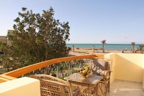 Outdoor dining - Villa Anna & Snake - Deluxe Queen Studio (Red Sea Governorate)