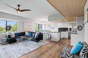 Smart TV - Penthouse/Across Street to Beach&Tiki Hut/1 Block to Coligny/Beloved by Families (Hilton Head Island)