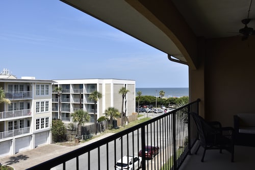 OCEANVIEW; 3-bedroom spacious, beautiful condo with free Wi-Fi & parking