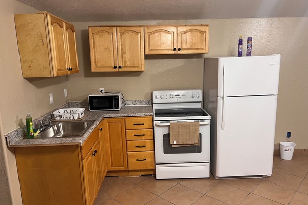 Een microgolfoven, een oven, een kookplaat