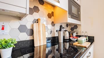 Superior Apartment, 1 Bedroom, Non Smoking | Private kitchen | Fridge, microwave, stovetop, cookware/dishes/utensils