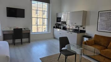 Estudio superior, 1 cama matrimonial, para no fumadores | Área de sala de estar