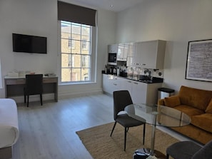 Living area - Dublin Central Suites (Dublin)