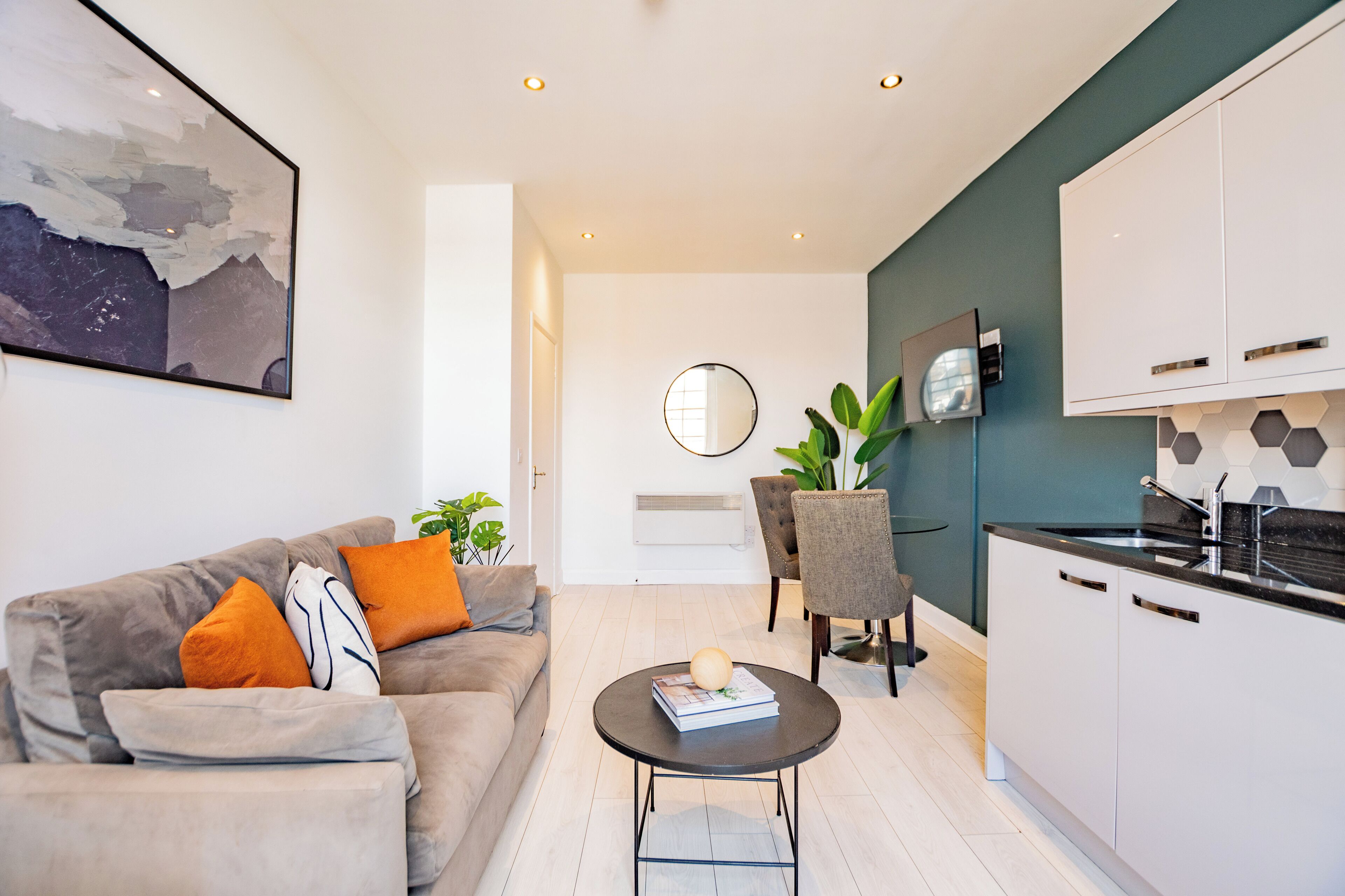 Apartamento superior, 1 habitación, no fumadores | Caja fuerte, escritorio, espacio para trabajar con un portátil