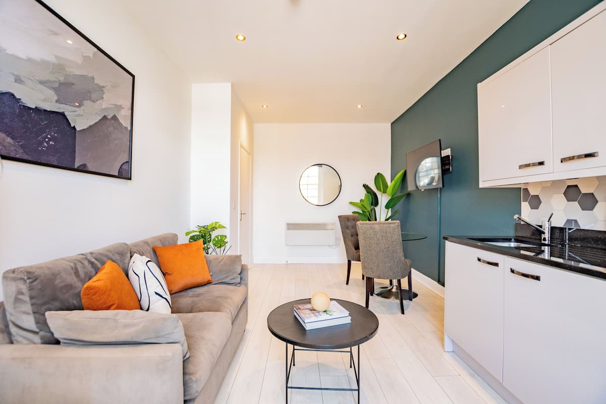 Apartamento superior, 1 habitación, no fumadores | Caja fuerte, escritorio, espacio para trabajar con un portátil