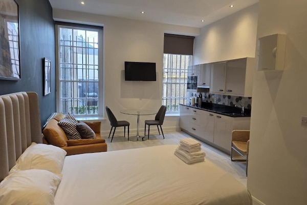 Studio Superior, 1 Tempat Tidur Double, Bebas Asap Rokok | Brankas, meja kerja, ruang kerja ramah laptop, dan setrika/meja setrika