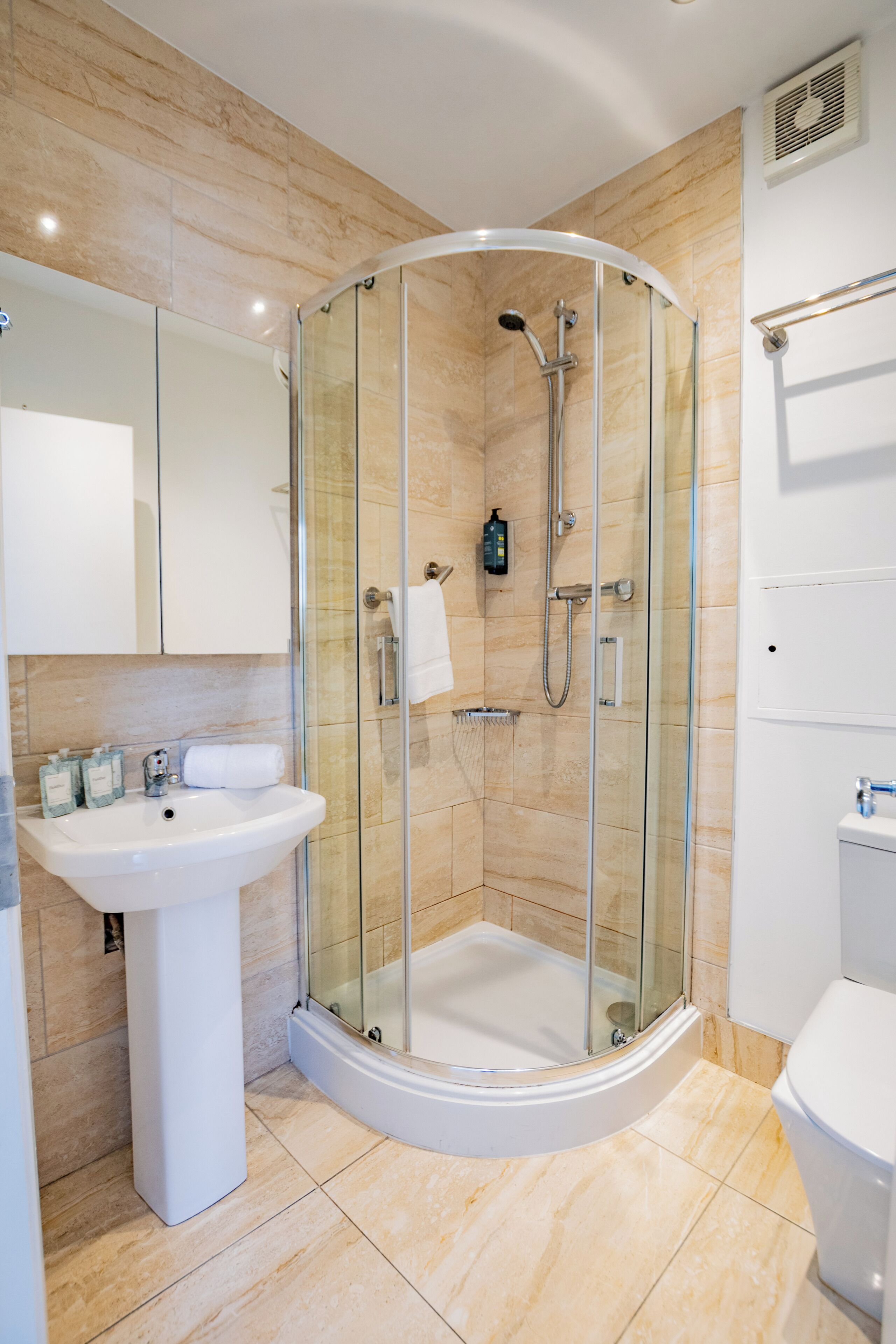 Studio Supérieur, 1 lit double, non-fumeurs | Salle de bain | Douche, sèche-cheveux, serviettes fournies, savon
