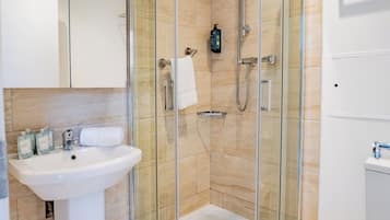 Studio Supérieur, 1 lit double, non-fumeurs | Salle de bain | Douche, sèche-cheveux, serviettes fournies, savon