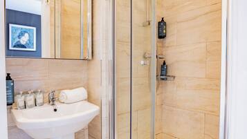 Standard Studio, 1 Double Bed, Non Smoking | Bathroom | Shower, hair dryer, towels, soap