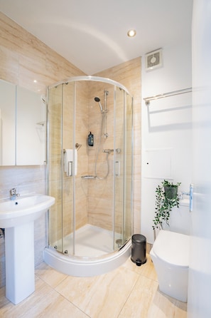 Bathroom - Dublin Central Suites (Dublin)