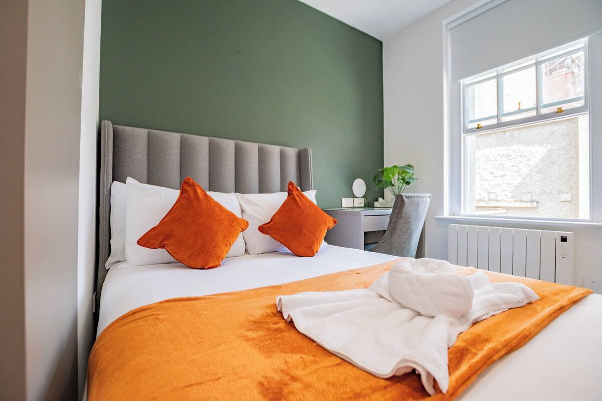 Comfort Apartment | Laptop workspace, iron/ironing board, cribs (free), WiFi (free)