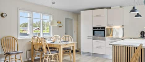 Kylskåp, spishäll, diskmaskin och kaffe- och tebryggare