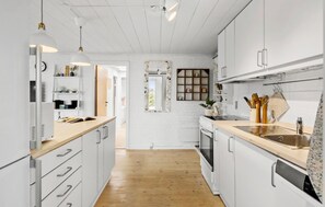 Kylskåp, spishäll, diskmaskin och kaffe- och tebryggare