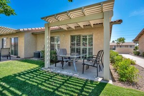 Outdoor dining - Desert Golf Getaway – Minutes from PGA WEST - Comfort at Indian Palms Villas (Indio)