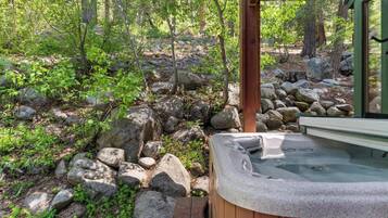 Bañera de hidromasaje al aire libre