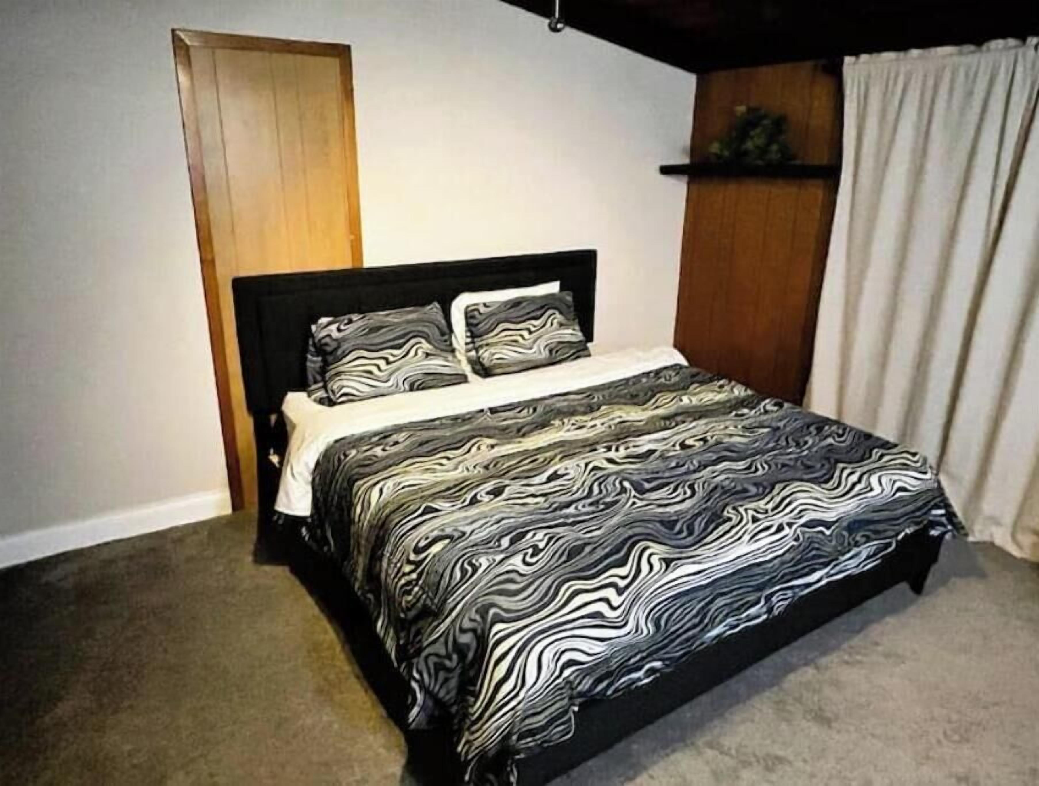 5 bedrooms, iron/ironing board, WiFi, bed sheets