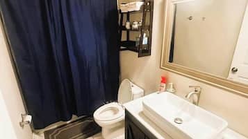 Sèche-cheveux, serviettes fournies, savon, papier toilette