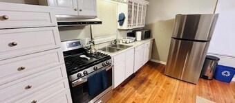 Guesthouse Gem 2BR, Smart TVs, W/D, & Parking