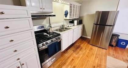 Guesthouse Gem 2BR, Smart TVs, W/D, & Parking
