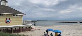 2-bedroom apartment steps to Absecon lighthouse with WiFi, AC
