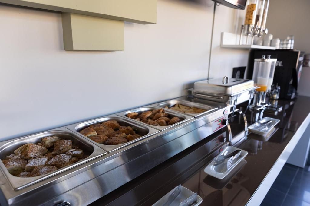 Ein Buffet mit verschiedenen Speisen in Metallbehältern.