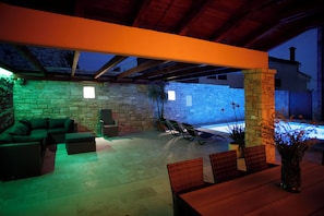House, 4 Bedrooms, Smoking, Private Pool | Living room | Books