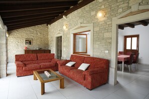 ハウス 4 ベッドルーム 喫煙可 プライベートプール | リビングルーム | 書庫