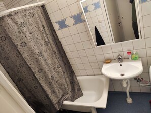 SĂšche-cheveux, serviettes fournies, savon, papier toilette