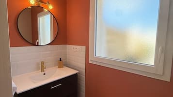 Ducha, secador de pelo, toallas y jabón