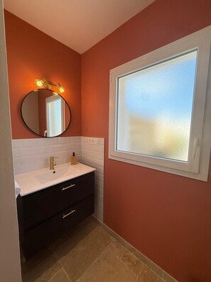 Een douche, een haardroger, handdoeken, zeep