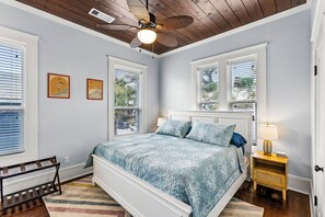 2 bedrooms, desk, iron/ironing board, travel cot - Private Pool & Hot Tub No Cleaning Fees Sleeps 6 Near Beach & Strand (Galveston)