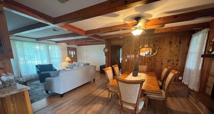 Charming 3-bedroom house located in Cottontown just 20 miles from Nashville
