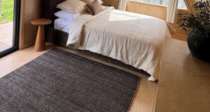 Charming one bedroom cottage.