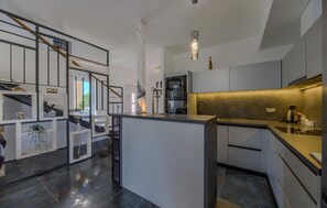 Réfrigérateur, four, plaque de cuisson, lave-vaisselle