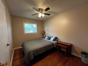 3 slaapkamers, een strijkplank/strijkijzer, gratis wifi, beddengoed