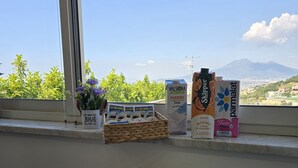A breakfast setup with a view of a mountain and greenery. - Verso Maison - Incantevole alloggio a Gragnano (Gragnano)