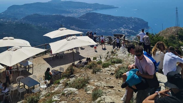 A scenic viewpoint with outdoor seating and a panoramic view of the coastline. - Verso Maison - Incantevole alloggio a Gragnano (Gragnano)