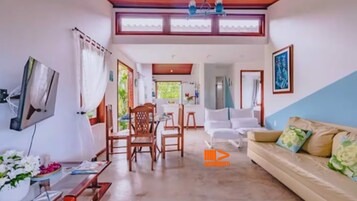 Basic Chalet (POND 02) | Living area