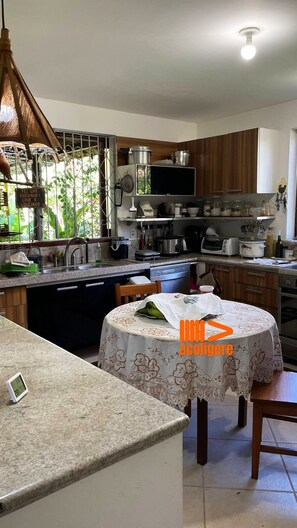 Basic Triple Room (POND 03) | Private kitchen