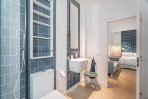 Shower, hair dryer, towels - The Comfort House 4 with Shared Terrace and Wi-Fi (Santa Cruz)